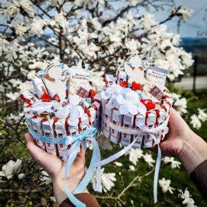 Torcik ze słodyczy na Komunię Świętą z Raffaello i Ferrero Rocher